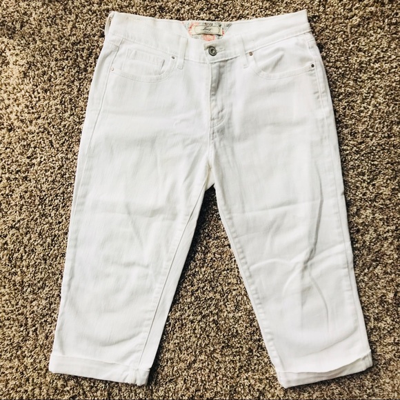 white levi capri jeans